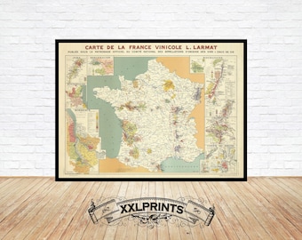 Può includere: Una mappa vintage incorniciata della Francia, che mostra le regioni vinicole. La mappa, intitolata "Carte de la France Vinicole L. Larmat", presenta illustrazioni e testo dettagliati, con uno striscione in basso con la scritta "XXLPRINTS".