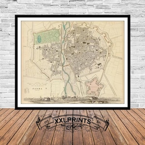 Puede incluir: Un mapa antiguo de Parma, Italia, impreso en blanco y negro con algunas pinceladas de color a mano. El mapa muestra las calles, los edificios y el campo circundante de la ciudad. El título "PARMA" está impreso en la esquina inferior izquierda.