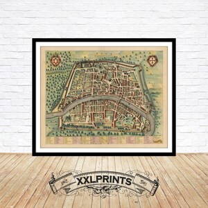 Può includere: Una mappa antica di una città, stampata in inchiostro nero, marrone, verde e rosso su carta color crema. La mappa mostra le strade, gli edifici e le vie d'acqua della città. La mappa è incorniciata in una cornice nera.