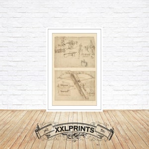 Pode incluir: Um desenho vintage em preto e branco de um dispositivo mecânico, possivelmente uma grua ou um sistema de polias, com anotações detalhadas. O desenho está emoldurado e exibido contra uma parede de tijolo branco.