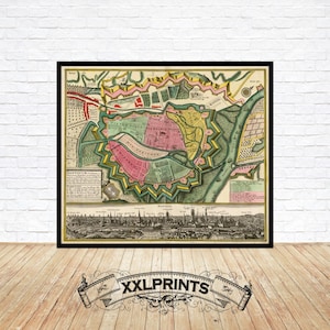 Könnte beinhalten: Eine antike Karte von Danzig, Deutschland, mit einer detaillierten Darstellung der Stadtbefestigungen und der umliegenden Landschaft. Die Karte ist im Vintage-Stil gedruckt mit einer Farbpalette aus Grün, Rosa und Gelb.