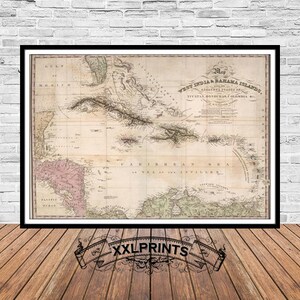 Op de afbeelding: Een antieke kaart van de West-Indische Eilanden en de Bahama's, gedrukt in zwart-wit op crèmekleurig papier. De kaart toont de eilanden en het omringende water, met verschillende geografische kenmerken die in een cursief schrift zijn aangegeven.