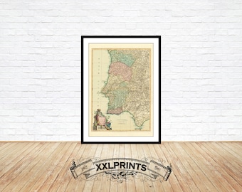 Könnte beinhalten: Eine antike Karte von Portugal, gedruckt in schwarzer, brauner, grüner und blauer Tinte auf cremefarbenem Papier. Die Karte zeigt die Provinzen Portugals, darunter Algarve, Alentejo, Estremadura und Beira. Die Karte ist in einem schwarzen Rahmen mit einem weißen Passepartout gerahmt.