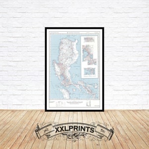 Può includere: Una mappa vintage delle Filippine in una cornice nera. La mappa è stampata su uno sfondo blu chiaro con linee e testo marroni. La mappa è divisa in sezioni, con una sezione più grande che mostra le isole principali e sezioni più piccole che mostrano le isole circostanti.