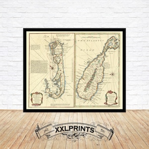 Puede incluir: Impresión enmarcada de un mapa antiguo con dos mapas detallados de islas con cartas náuticas y elementos decorativos. Los mapas son en tonos beige, marrón y verde, enmarcados en negro. El texto "XXLPRINTS" está en la parte inferior.