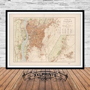 Może przedstawiać: Antyczna mapa Kairu w Egipcie, wydrukowana w czerni i bieli z brązowymi i zielonymi akcentami. Mapa przedstawia ulice, budynki i zabytki miasta. Tytuł "General Map of Cairo" jest wydrukowany w górnej części mapy.