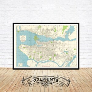 Può includere: Mappa vintage di Vancouver, British Columbia, Canada. La mappa è stampata in bianco e nero con accenti blu e verdi. La mappa mostra le strade, i parchi e le vie d'acqua della città.