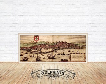 Könnte beinhalten: Eine antike Karte von Lissabon, Portugal, mit einem Wappen oben links und lateinischem Text unten. Die Karte zeigt den Grundriss der Stadt und das umgebende Wasser, mit dargestellten Schiffen und Booten.