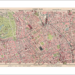 Op de afbeelding: Drie vintage stadskaarten, waarschijnlijk van Londen, worden naast elkaar weergegeven. De kaarten tonen gedetailleerde stratenplannen, met de Theems in blauw en groen. De kaarten zijn omlijst met een crèmekleurige rand.