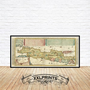 Puede incluir: Un mapa antiguo de la isla de Java, impreso en 1681, con una representación detallada de la geografía y la costa de la isla. El mapa está enmarcado en negro y tiene un título en francés, "Carte de L'Isle de Java, Dressée sur les Nouvelles Observations, et sur les Memoires les plus exacts, et mise au jour en l'an 1681."