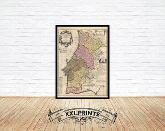 Peut inclure: Une carte antique du Portugal, imprimée en noir et blanc avec des détails colorés à la main. La carte montre les provinces du Portugal, avec les noms de chaque province étiquetés dans une police d'écriture cursive. La carte est encadrée dans un cadre noir.