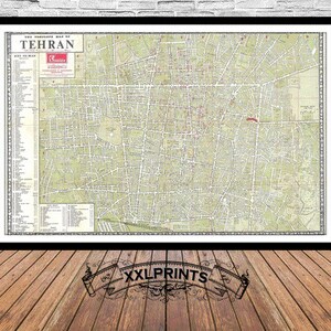 Op de afbeelding: Een vintage kaart van Teheran, Iran, gedrukt in zwart-wit met rode accenten. De kaart toont de straten en bezienswaardigheden van de stad. De titel "The Concise Map of Tehran" staat bovenaan de kaart gedrukt.