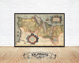Könnte beinhalten: Eine antike Karte Portugals aus dem Jahr 1640, die die Provinzen und Städte des Landes zeigt. Die Karte ist in schwarzer, brauner, roter, grüner und blauer Tinte auf cremefarbenem Papier gedruckt. Die Karte ist in einem schwarzen Rahmen gerahmt.