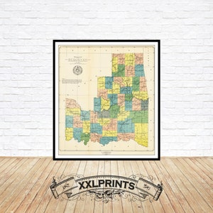 Op de afbeelding: Vintage kaart van de staat Sequoyah, Oklahoma, met de grenzen van de county's in geel, groen en blauw. De kaart is gedrukt op een witte achtergrond en omlijst in zwart.