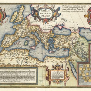 Puede incluir: Un mapa antiguo detallado del Imperio Romano, que muestra Europa, África del Norte y Oriente Medio. El mapa incluye texto en latín, elementos decorativos e ilustraciones de barcos y figuras. La paleta de colores es una mezcla de beige, azul y marrón.