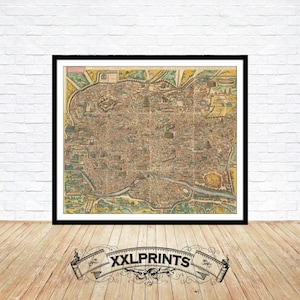 Op de afbeelding: Een antieke kaart van Rome, Italië, gedrukt in zwarte, bruine, groene en gele inkt op een witte achtergrond. De kaart toont de straten, gebouwen en bezienswaardigheden van de stad. De kaart is ingelijst in een zwart frame.