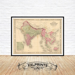 Op de afbeelding: Een antieke kaart van Hindustan (Verder India) uit 1855. De kaart is gedrukt in zwart-wit met rode en groene accenten. De kaart toont de geografische kenmerken van de regio, inclusief rivieren, bergen en steden. De kaart is ingelijst in een zwart frame.