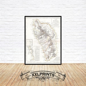 Puede incluir: Un mapa vintage de Dominica, una isla del Caribe, impreso en blanco y negro con detalles marrones y grises. El mapa muestra la topografía de la isla con montañas y ríos. El título "Carte de L'Isle de Dominique" está impreso en la parte superior del mapa.