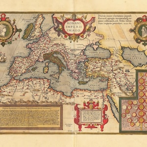 Può includere: Antica mappa intitolata "ROMANI IMPERII IMAGO" raffigurante l'Europa, il Nord Africa e il Medio Oriente. La mappa presenta dettagliate linee costiere, fiumi e città, con cartigli e ritratti decorativi. Una nave è mostrata nell'angolo in alto a sinistra. La mappa è stampata su carta invecchiata.