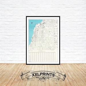 Puede incluir: Un mapa vintage en blanco y negro de Tel Aviv, Israel, enmarcado en un marco negro. El mapa muestra las calles y los puntos de referencia de la ciudad, incluida la costa y el mar Mediterráneo. El mapa está titulado "Tel Aviv" e incluye una barra de escala y una rosa de los vientos.