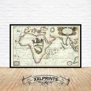Peut inclure: Impression d'une carte du monde vintage encadrée, avec des continents en beige et rose. La carte est dans un cadre noir, sur un mur de briques blanches et un sol en bois. Le texte "XXLPRINTS" est inclus. Une représentation historique.