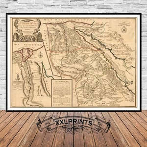 Peut inclure: Une carte antique du Nil, imprimée en noir et blanc sur fond crème. La carte montre le cours du Nil de sa source dans les montagnes d'Éthiopie à son embouchure en mer Méditerranée. La carte est intitulée "Le Cours du Nil" et date de 1700.