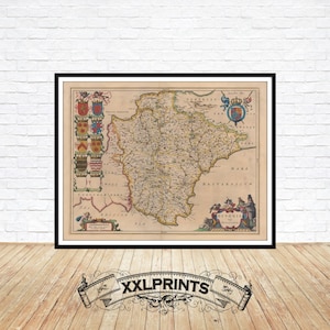 Puede incluir: Un mapa antiguo de Devon, Inglaterra, con una ilustración detallada de la geografía y las ciudades de la región. El mapa está rodeado por un borde decorativo con escudos de armas y otros adornos.