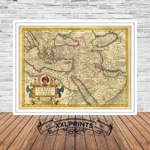 Puede incluir: Un mapa antiguo del Imperio Otomano, impreso en tinta negra, marrón, roja, verde y azul sobre un fondo crema. El mapa está titulado "Turcici Imperii Imago" y muestra las fronteras del imperio en el siglo XVII.