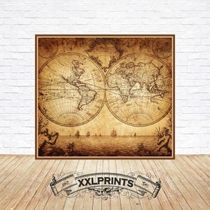 Op de afbeelding: Een antieke wereldkaartprint met twee ronde wereldkaarten, één toont Amerika en de andere toont Europa, Azië en Afrika. De kaart is gedrukt op getextureerd papier in een verbleekte bruine kleur. De kaart is omgeven door een bruin kader.