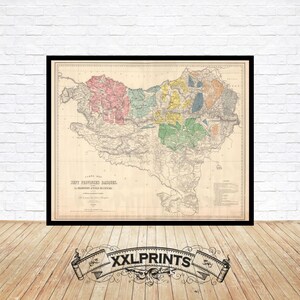 Peut inclure: Une carte antique des Sept Provinces-Unies des Pays-Bas, imprimée en 1827. La carte est divisée en sept régions, chacune avec une couleur différente. La carte est encadrée dans un cadre noir.