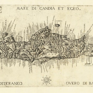 Op de afbeelding: Oude kaart van de Mare di Candia et Egeo, met gedetailleerde illustraties van de kustlijn en omgeving. De kaart bevat tekst in het Italiaans en is gedrukt met zwarte inkt op verouderd papier, een historische zeekaart.