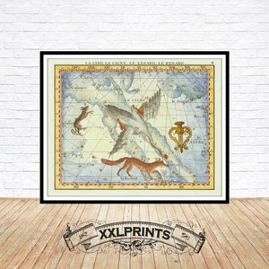 Peut inclure: Une carte céleste vintage représentant les constellations de la Lyre, du Cygne, du Dragon et du Renard. La carte est illustrée d'un cygne, d'un renard, d'une lyre et d'un dragon. Le texte "LA LYRE, LE CIGN, LE LIZARD, LE RENARD" est imprimé en haut de la carte.