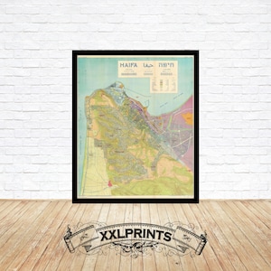 Puede incluir: Mapa vintage de Haifa, Israel, impreso en blanco y negro con detalles en color. El mapa muestra las calles, edificios y monumentos de la ciudad. El título "HAIFA" está impreso en azul en la parte superior del mapa.