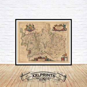 Puede incluir: Un mapa antiguo del condado de Bedford, Inglaterra, impreso en 1745. El mapa está en tonos negros, blancos y marrones y presenta una representación detallada de la geografía del condado, incluidos ríos, carreteras y ciudades. El mapa está rodeado por un borde decorativo con el escudo de armas del duque de Bedford.