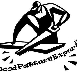 Puede incluir: Ilustraci&oacute;n en blanco y negro de una persona aserrando un trozo de madera. El texto "Wood Pattern Expert&trade;" est&aacute; debajo de la imagen.