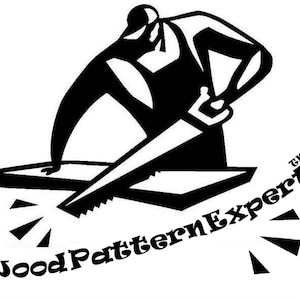 Może przedstawiać: Czarno-biała ilustracja osoby piłującej kawałek drewna. Tekst "Wood Pattern Expert&trade;" znajduje się pod obrazkiem.