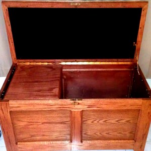 Puede incluir: Un cofre de almacenamiento de madera con tapa con bisagras, una cerradura de lat&oacute;n y un interior marr&oacute;n oscuro. El cofre est&aacute; hecho de madera maciza con un acabado de veta de madera natural.