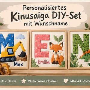 Könnte beinhalten: Drei quadratische Kinusaiga DIY-Bilderrahmen mit stoffbezogenen Buchstaben M, E und N. Das M zeigt ein blaues Sternenmuster und einen Bagger, das E ein rosa Blumenmuster und einen Fuchs, das N ein grünes Blattmuster und einen Dinosaurier. Text: Personalisiertes Kinusaiga DIY-Set mit Wunschname, Max, Emilia, Noah, 20 x 20 cm, Wunschname inklusive, Ideal als Geschenk.