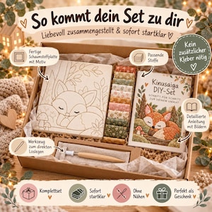 Könnte beinhalten: Ein Kinusaiga DIY-Set in einem Karton mit einer Schaumstoffplatte mit Fuchsmotiv, einem Stapel gemusterter Stoffstreifen, einem Werkzeug mit Holzgriff und einer bebilderten Anleitung mit Fuchsmotiv und deutschem Text.