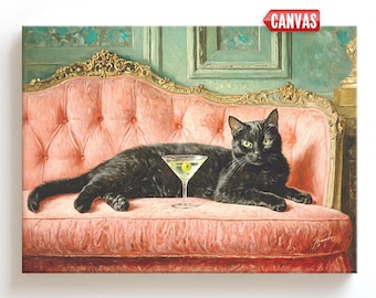 Op de afbeelding: Een canvasprint met een zwarte kat die op een roze gecapitonneerde bank ligt, met een martiniglas met een olijf ervoor. De bank heeft een goudkleurig, sierlijk frame en de achtergrond toont een groene muur met lambrisering.