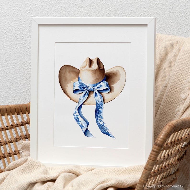 Puede incluir: Una pintura de acuarela de un sombrero de vaquero marr&oacute;n con una cinta de patr&oacute;n azul y blanco atada alrededor de la corona.