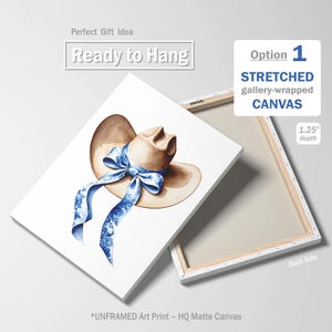 Sombrero de vaquero con estampado de lazo azul, arte mural de vaquera costera, pintura de acuarela occidental con cinta china, decoración preppy moderna, póster femenino WRAPPED Canvas Print