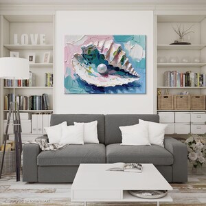 Puede incluir: Una pintura de una concha con una perla en su interior. La concha est&aacute; pintada en tonos de rosa, azul y verde. El fondo es de color azul claro.