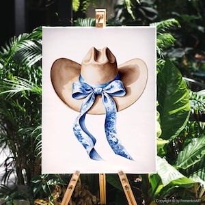 Puede incluir: Una pintura de acuarela de un sombrero de vaquero marr&oacute;n con una cinta de patr&oacute;n azul y blanco atada en un lazo. El sombrero est&aacute; sobre un fondo blanco.
