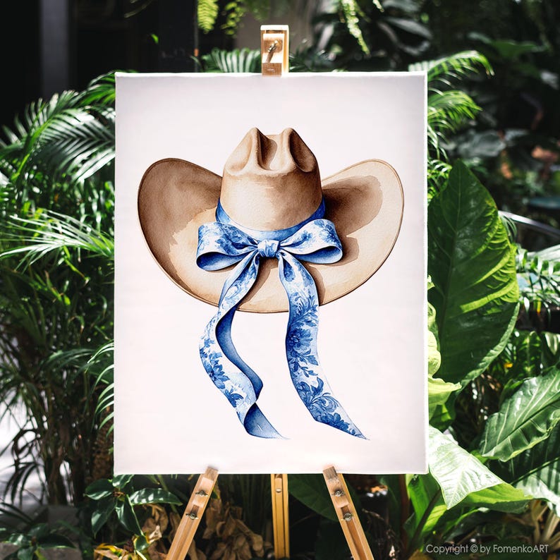 Puede incluir: Una pintura de acuarela de un sombrero de vaquero marr&oacute;n con una cinta de patr&oacute;n azul y blanco atada en un lazo. El sombrero est&aacute; sobre un fondo blanco.