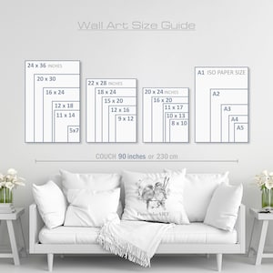 Pu&ograve; includere: Una guida alle dimensioni dell'arte da parete con diverse dimensioni in pollici, tra cui 24x36, 20x30, 16x24, 12x18, 11x14, 5x7, 22x28, 18x24, 15x20, 12x16, 9x12, 20x24, 16x20, 11x17, 10x13, 8x10. La guida include anche i formati di carta ISO A1, A2, A3, A4 e A5. La guida &egrave; visualizzata su una parete bianca sopra un divano bianco con una coperta e cuscini.