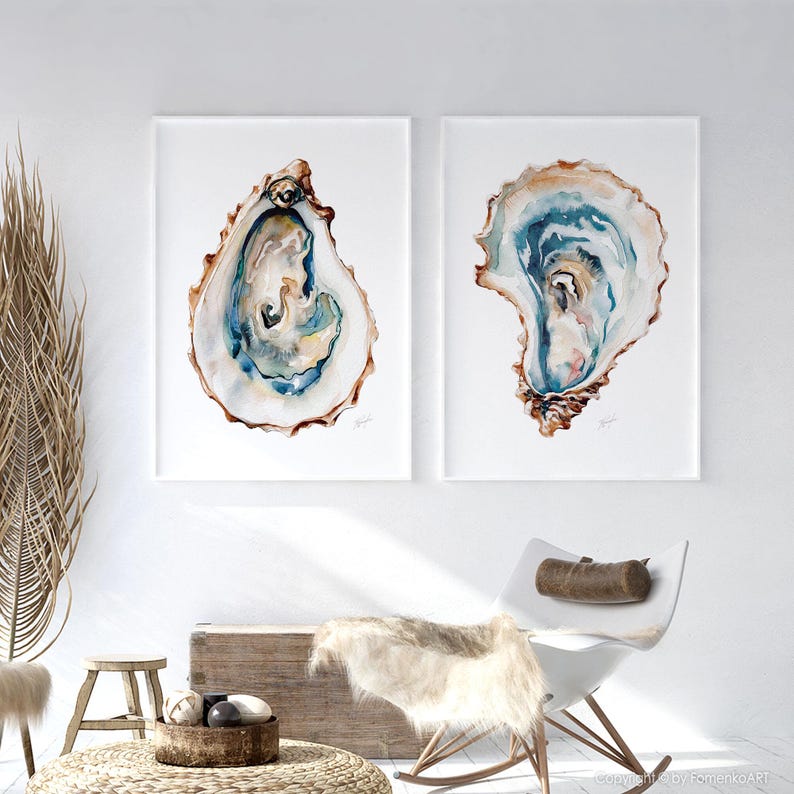 Puede incluir: Dos pinturas de acuarela enmarcadas de conchas de ostras. La obra de arte presenta representaciones detalladas de las conchas con tonos de azul, marr&oacute;n y crema. Las pinturas se exhiben en una pared blanca, creando un tema costero o n&aacute;utico.