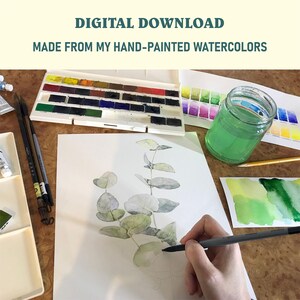 Pu&ograve; includere: Un'illustrazione ad acquerello dipinta a mano di foglie di eucalipto in tonalit&agrave; di verde e grigio. L'illustrazione &egrave; in fase di creazione su un foglio di carta bianco con una matita nera. Il testo "DOWNLOAD DIGITALE REALIZZATO DAI MIEI ACQUERElli DIPINTI A MANO" &egrave; in alto nell'immagine.
