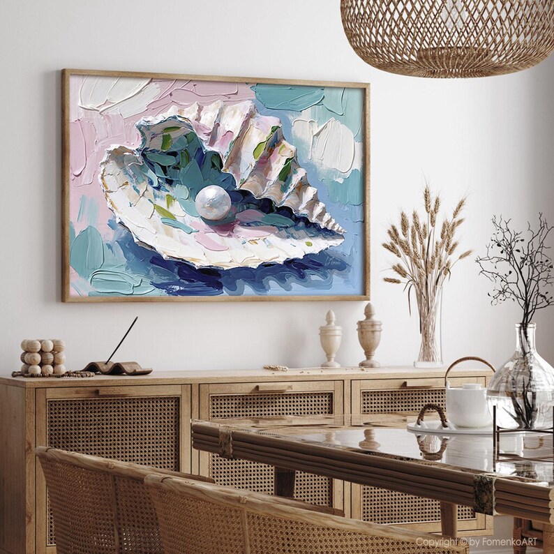 Puede incluir: Una pintura de una concha de mar abierta con una perla en su interior. La concha es blanca con detalles verdes y azules. El fondo es una mezcla de azul, verde y rosa.