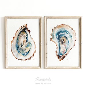 Puede incluir: Dos impresiones enmarcadas en acuarela de conchas de ostra. Las conchas est&aacute;n pintadas con tonos de azul, marr&oacute;n y crema, sobre un fondo blanco. Los marcos son de un color claro y neutro. El texto "Fomenko Art" y "Frames NOT INCLUDED" es visible.